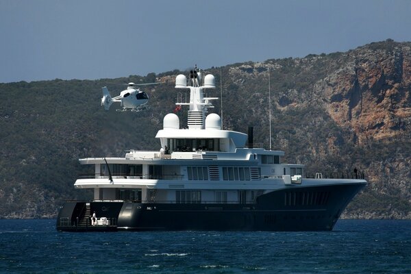 Eine Yacht an der griechischen Küste was könnte besser sein