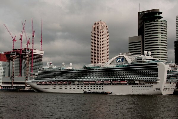 Liniowiec przy molo na tle budowanych budynków, Rotterdam