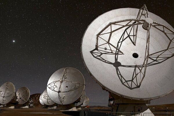 Antennes paraboliques sur fond de ciel étoilé