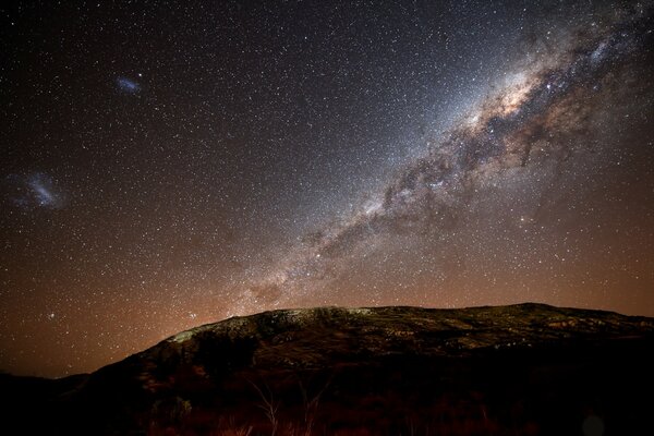 Cielo nocturno de las estrellas de la vía láctea