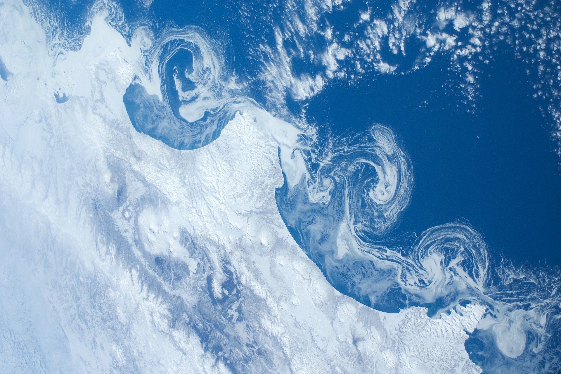 kamchatka oceano neve terra vista dallo spazio vulcani