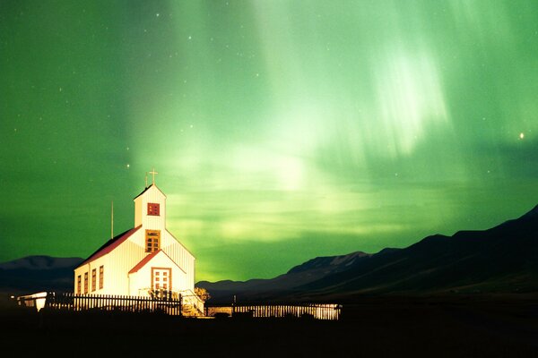 Aurora boreale che illumina la cappella