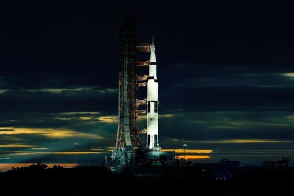 Puerto espacial en la noche. Preparándose para el lanzamiento