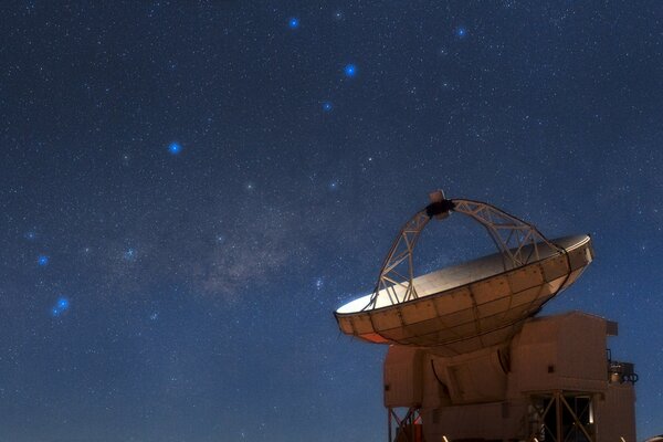 Telescopio en el fondo del cielo estrellado y constelaciones Sagitario Escorpio vía láctea