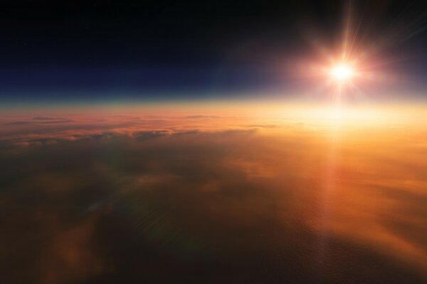 El sol es tan hermoso. Foto de rayos de la estratosfera