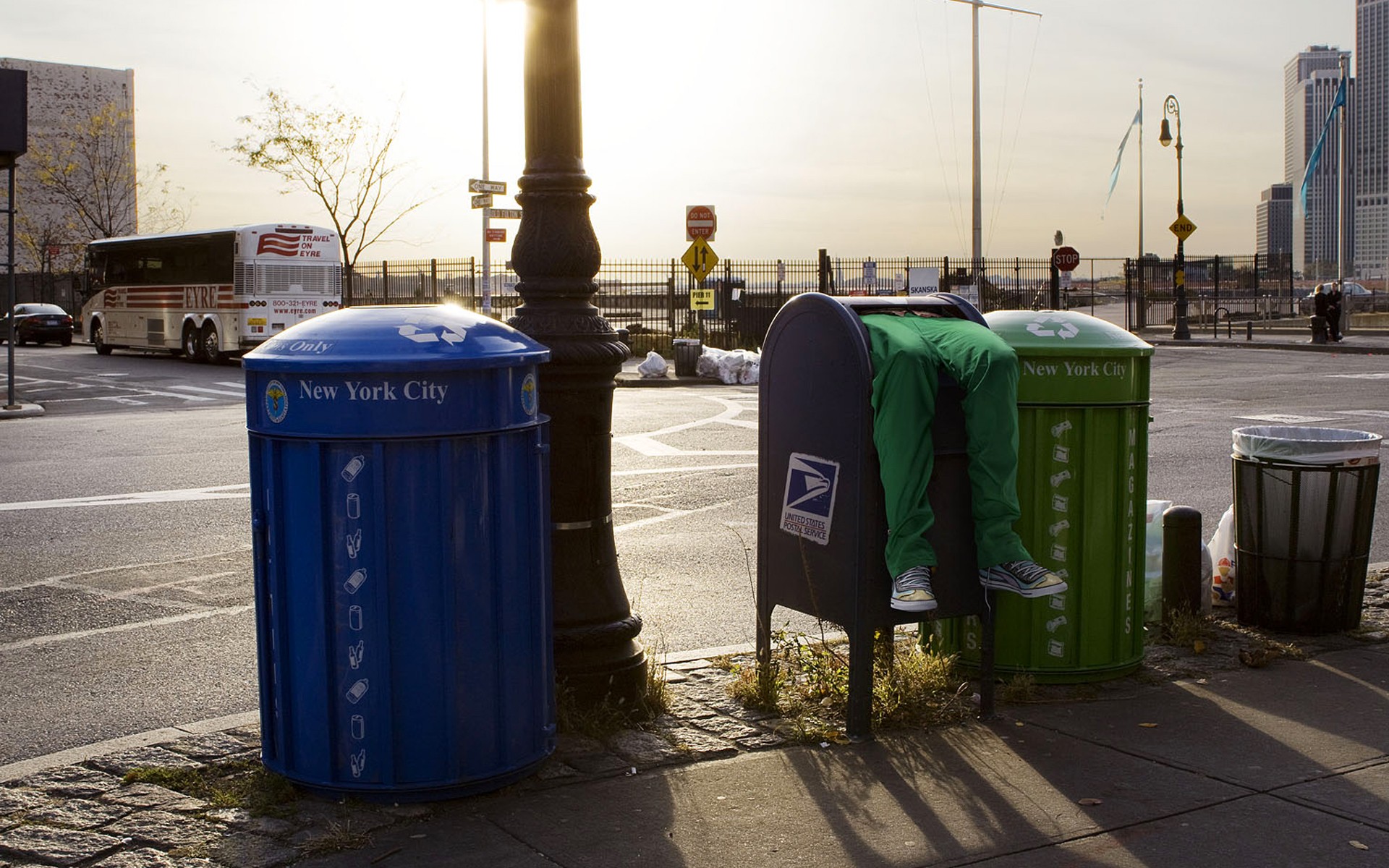 roman lauren romain laurent creativo basura pies pantalones zapatillas calle nueva york humor