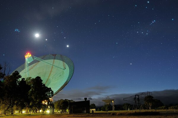 Radio telescope in Australia galaxy overview