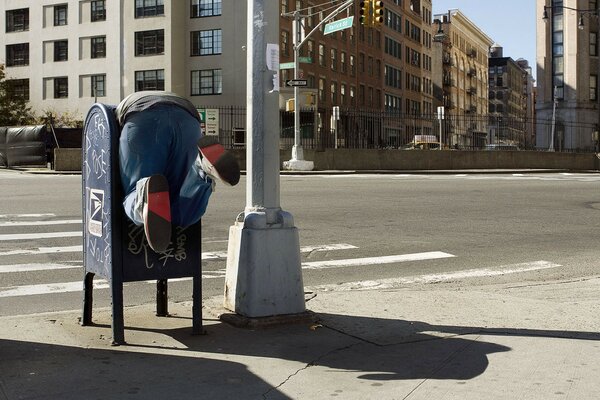 Pieds dans une poubelle dans une rue de New York