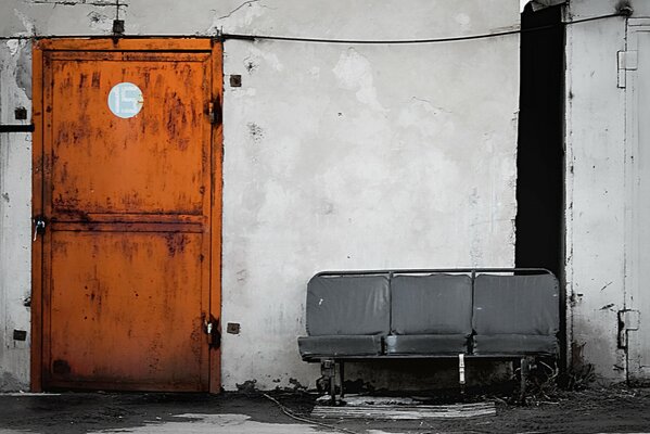 Negozio dietro la porta del garage nel locale caldaia