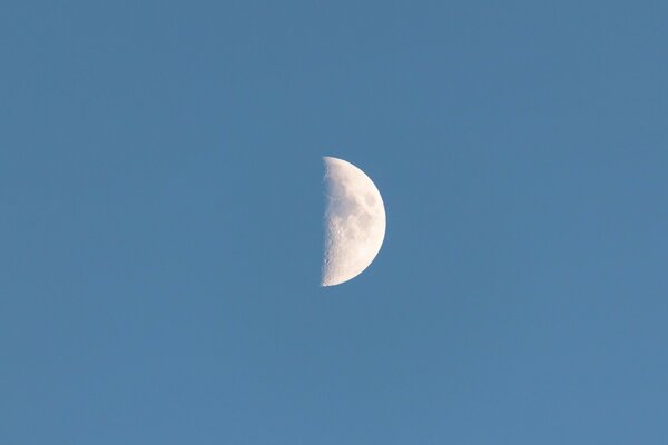 Media Luna al atardecer cielo sin nubes la media Luna sale