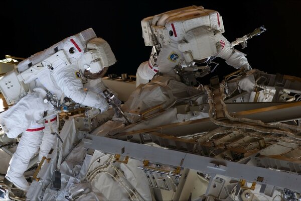 Astronauten reparieren Technik im offenen Raum