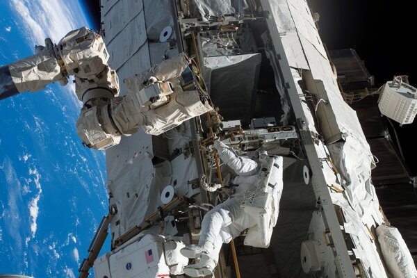 Astronauten in einer Galaxie ohne extreme