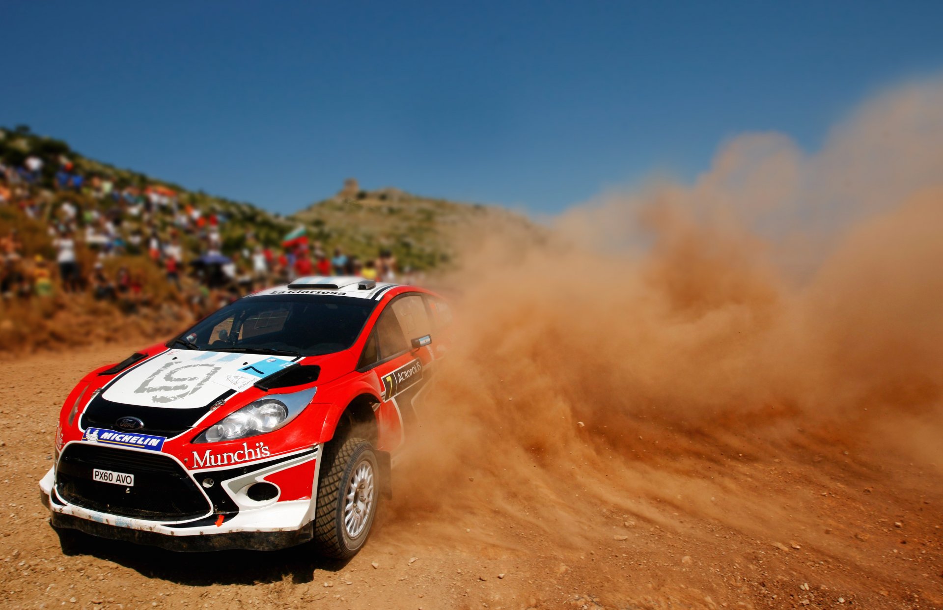 ford fiesta rally wrc girare skid rosso fiesta anteriore polvere