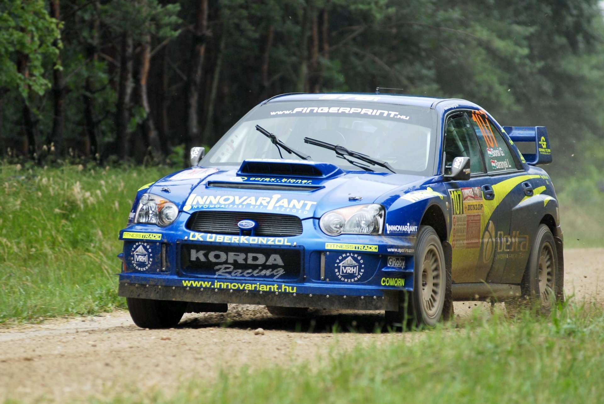 ubaru impreza wrx auto wrc rally sport nel traffico auto anteriore foresta rally subaru