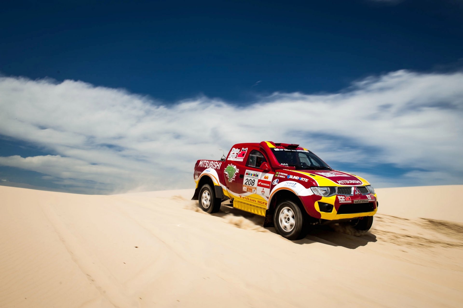 mitsubishi suv dune sabbia rosso cielo nuvole