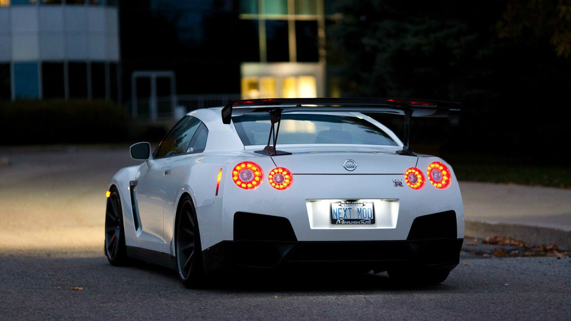 nissan gtr r35 blanco noche luces de freno