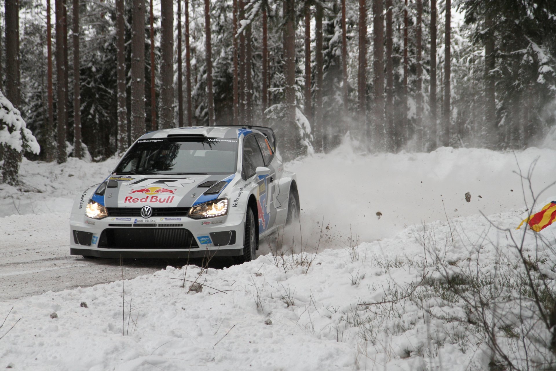 volkswagen polo wkr rallye s. ogier j. ingrassia schleudern drehen schnee wald