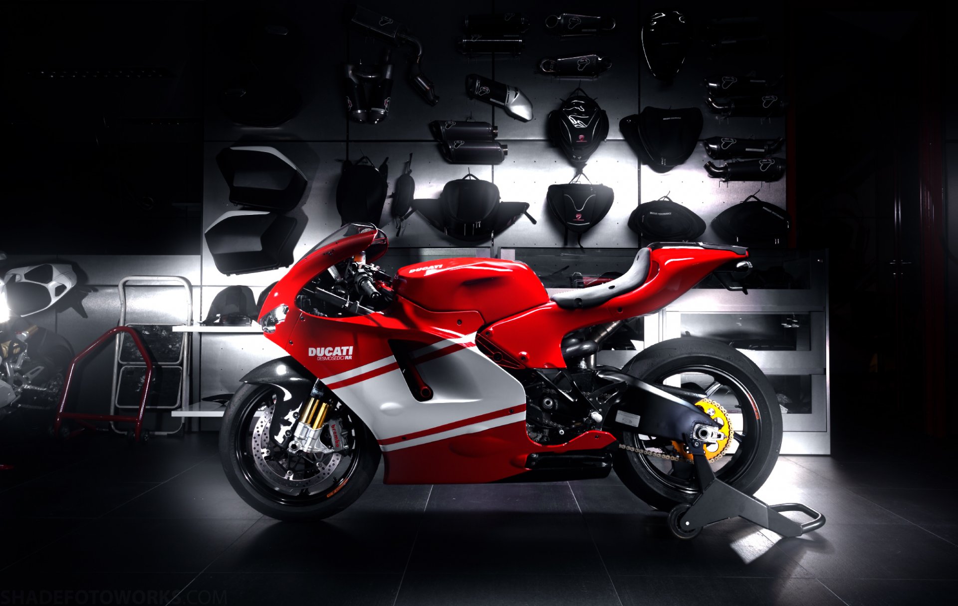 ducati desmosedici ruble czerwone profil motocykl sportowy sportbike