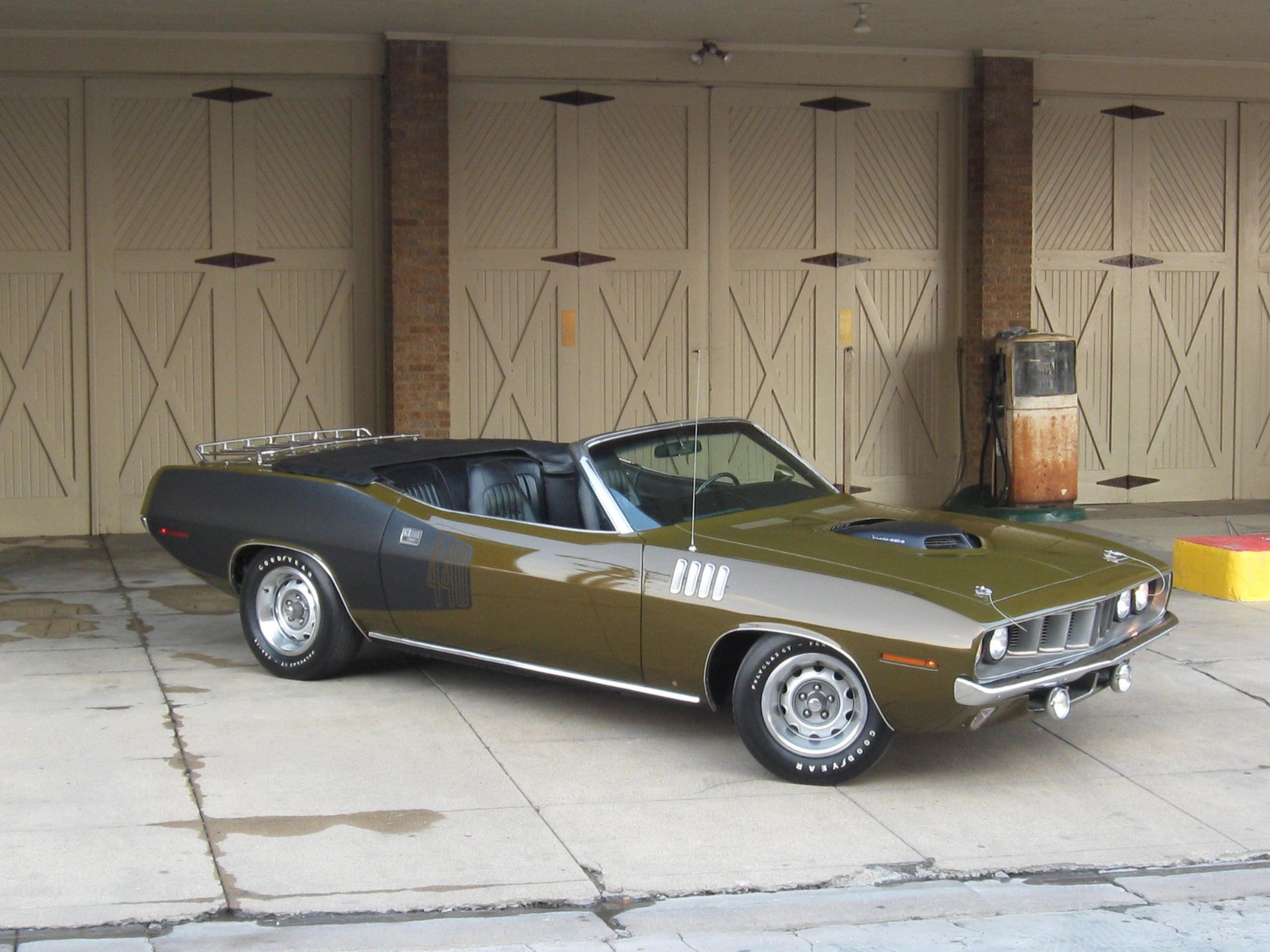 plymouth cuda 1971 grün schwarz cabrio wohin seitenansicht tor spalte