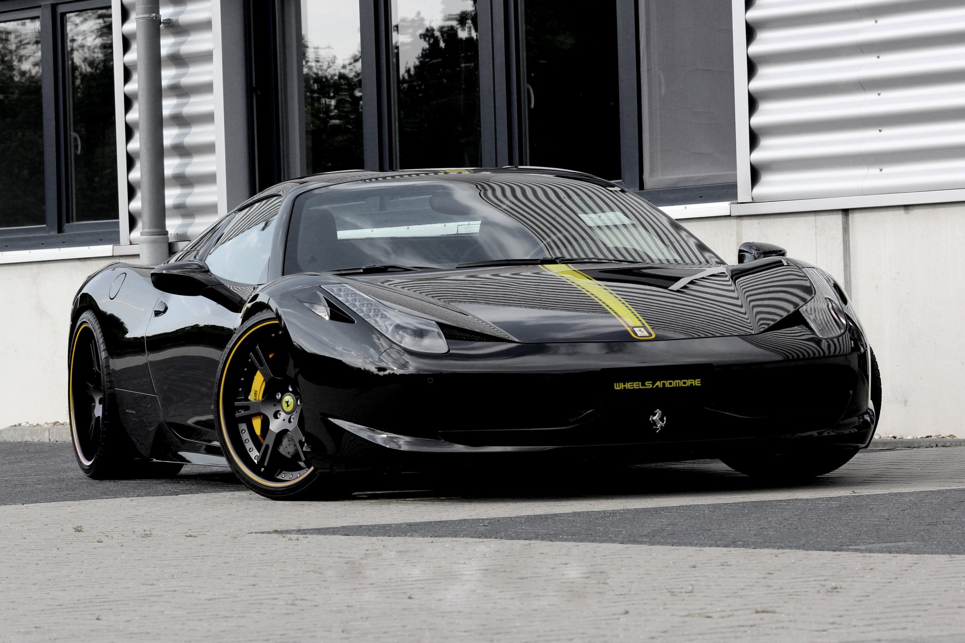 ferrari 458 italia negro ferrari italia vista frontal capucha raya amarilla