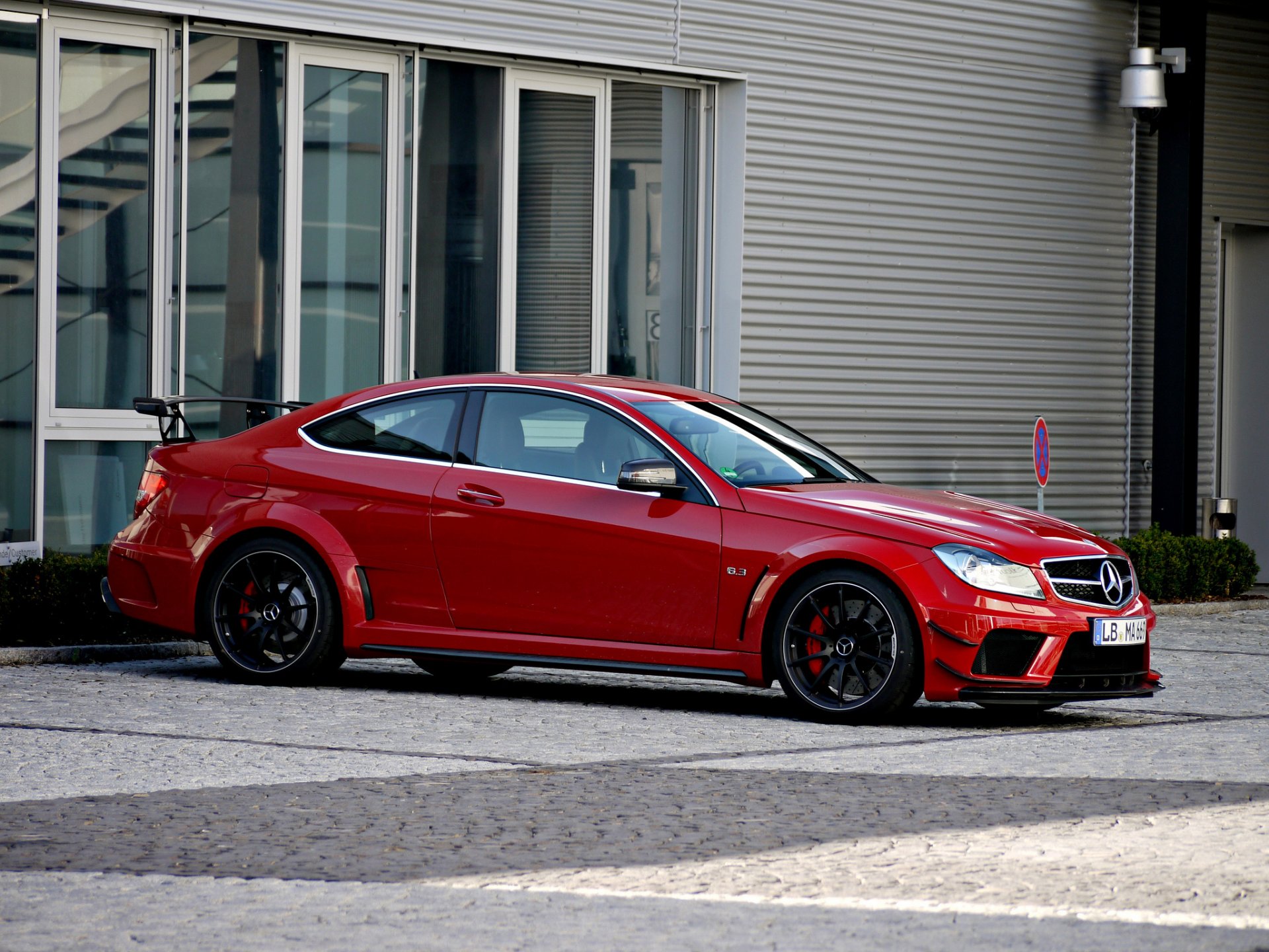 mercedes c63 amg coupe black series czerwone mercedes czerwony