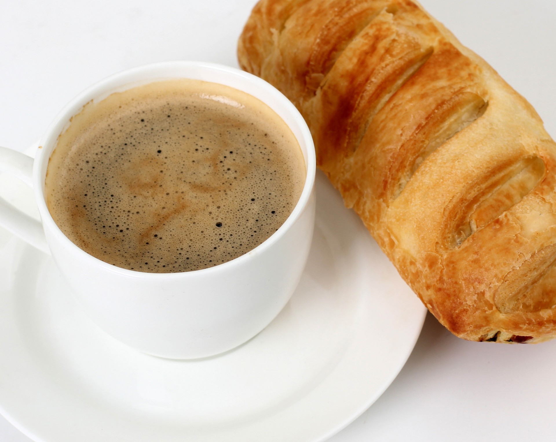 colazione piattino caffè sfondo bianco panino tazza