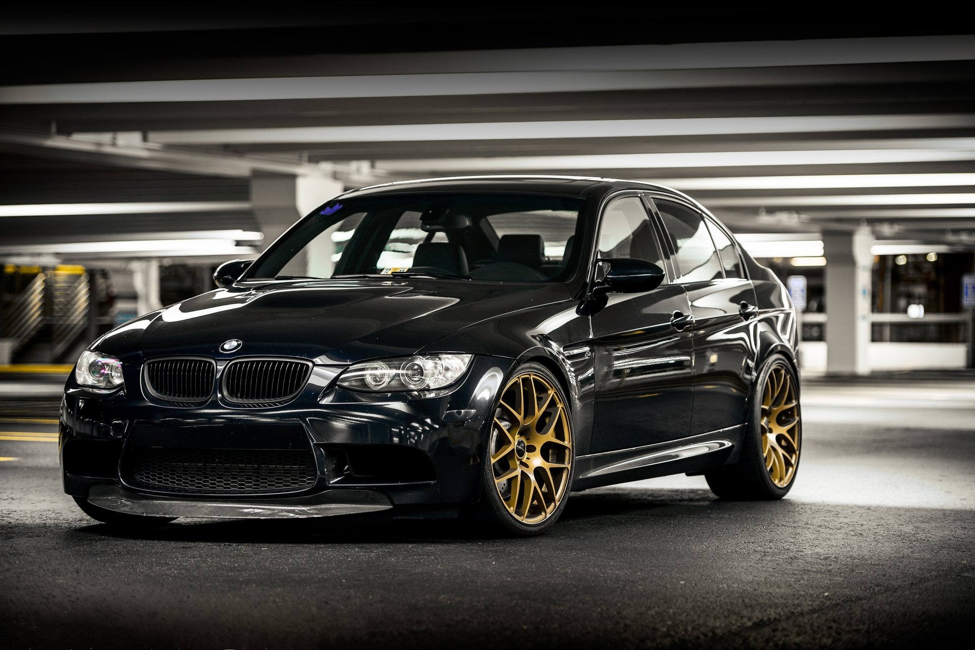 bmw m3 e90 bleu parking bmw bleu foncé berline vue de face réflexion