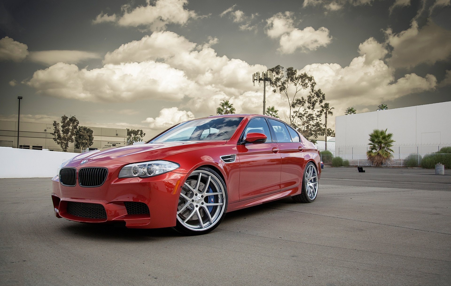 bmw m5 f10 rouge bmw rouge vue latérale bâtiment arbres ciel nuages