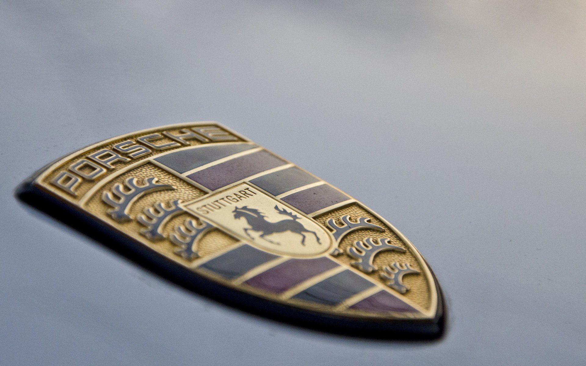 porsche pferd schild motorhaube logo