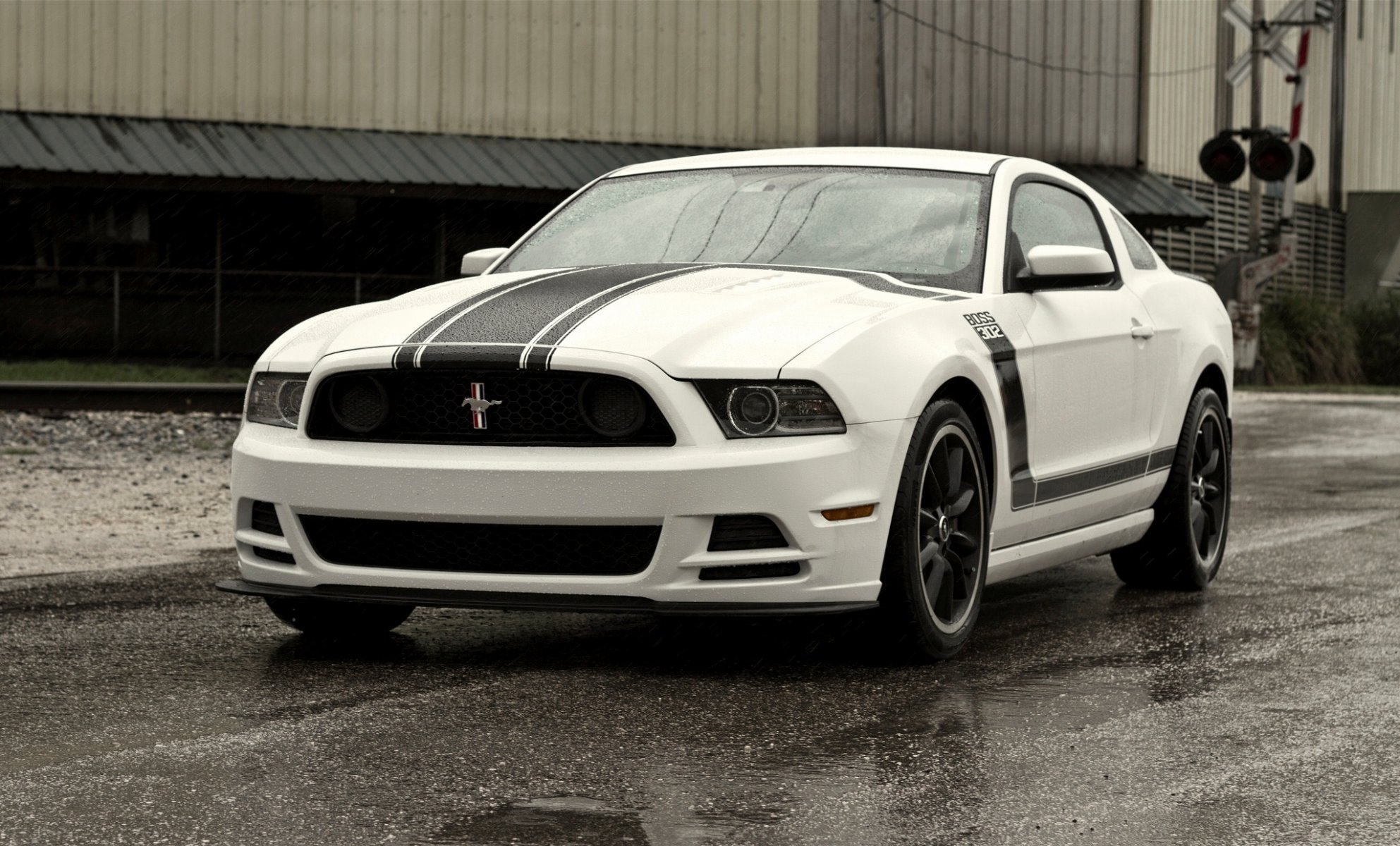 ford mustang boss 302 blanc boss 302 vue de face asphalte mouillé flaques d eau pare-brise réflexion