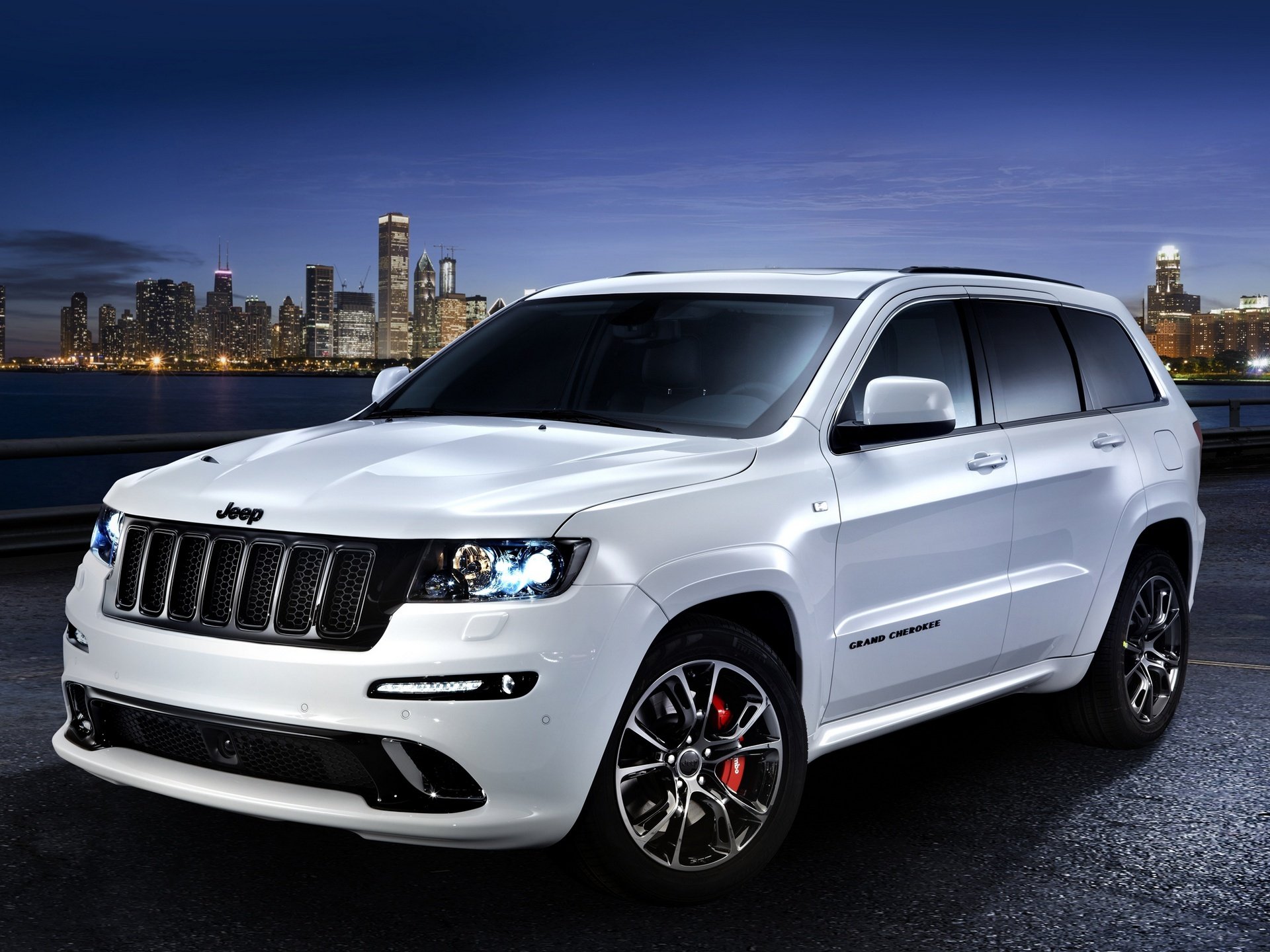 автомобиль обои jeep grand cherokee srt8 limited edition обоя джип гранд чероки белый красивая машина ночь город