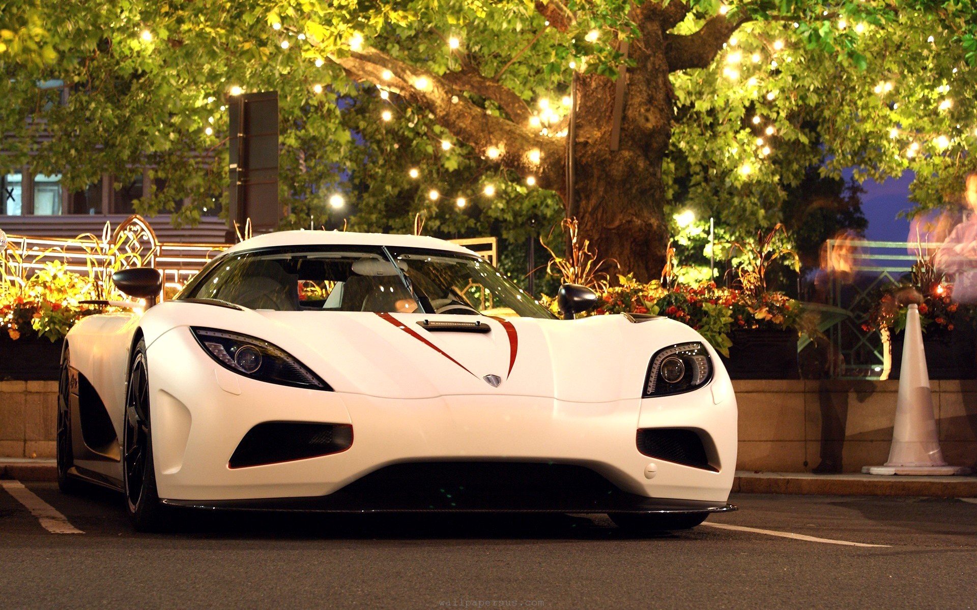 koenigsegg agera r белый гиперкар дерево гирлянда свет