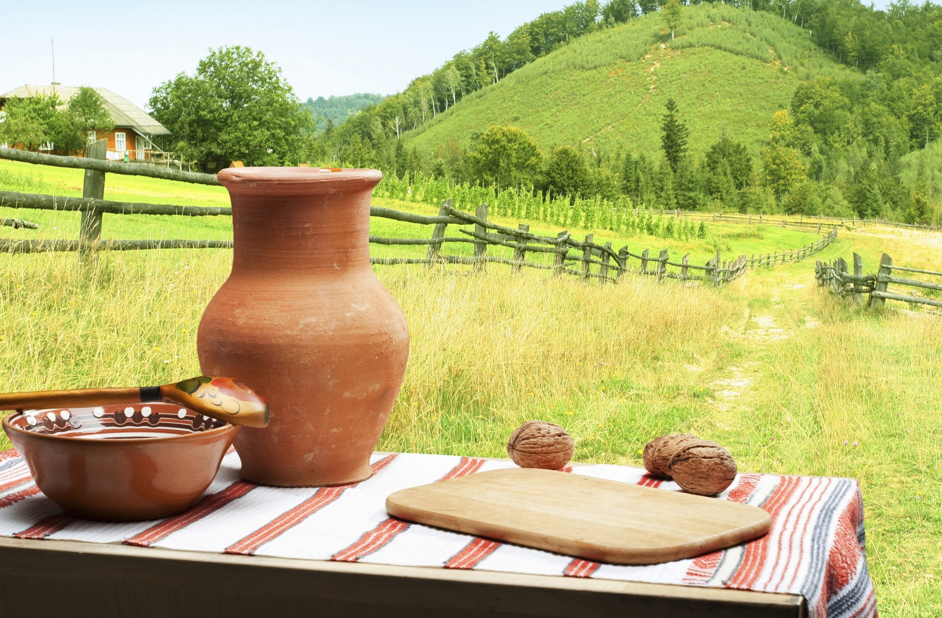 clôture collines loge herbe route paysage cuillère cruche plaque table maison