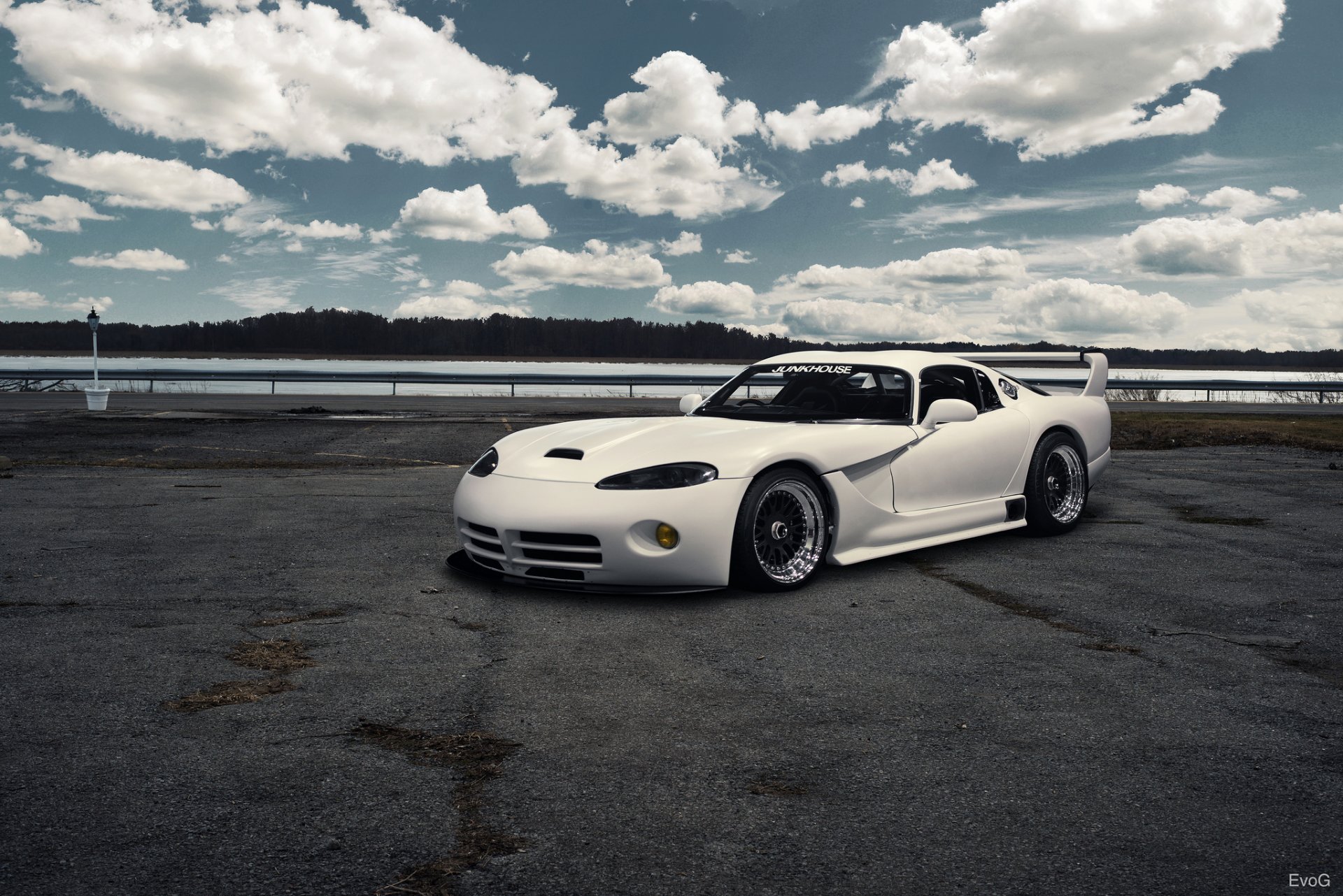 esquiver vipère blanc avant dodge viper ciel nuages