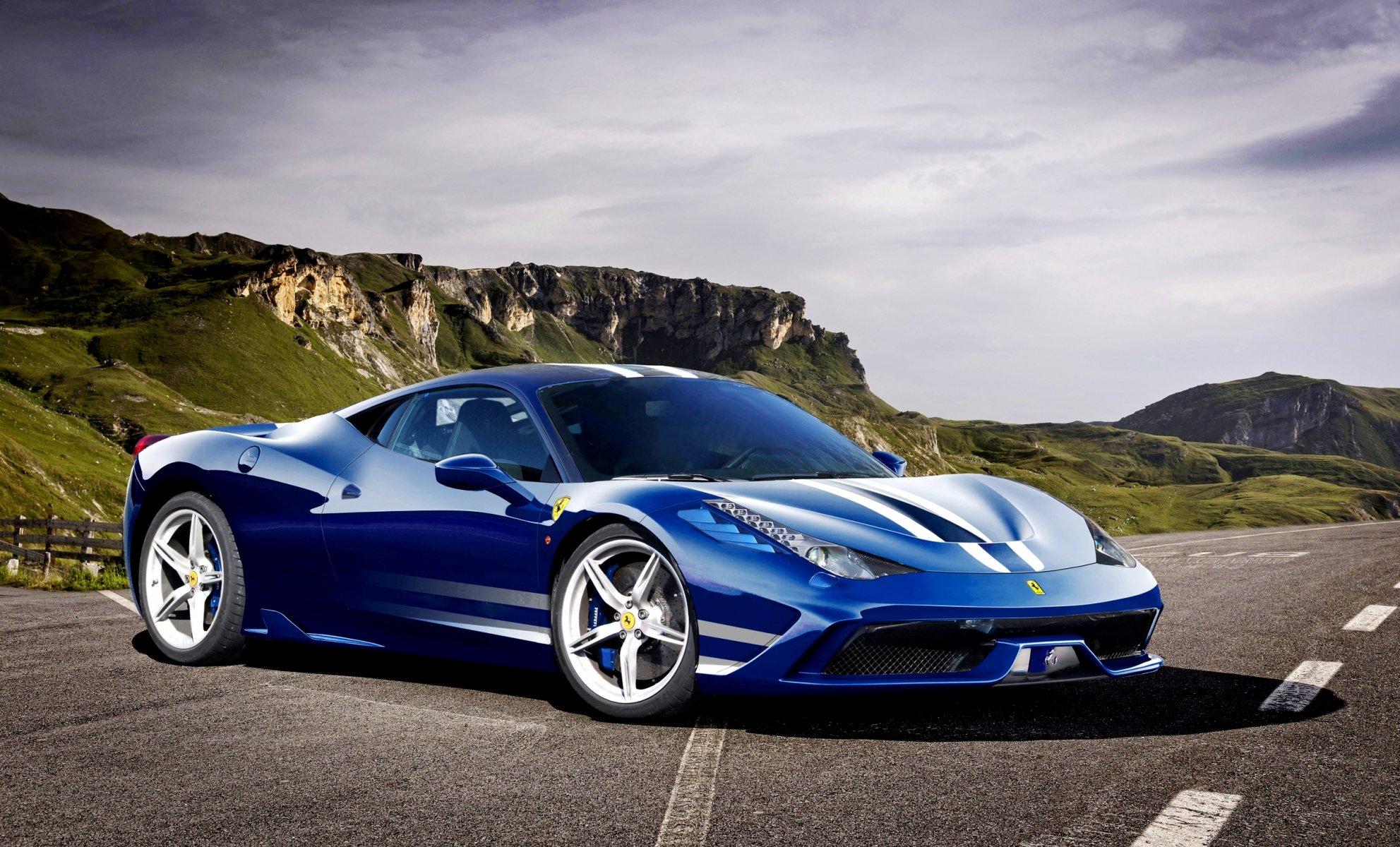 ferrari 458 speciale italia supercar fari paraurti anteriore parafanghi sui davanzali ampia striscia blu e bianca messa a punto aerodinamica auto efficiente