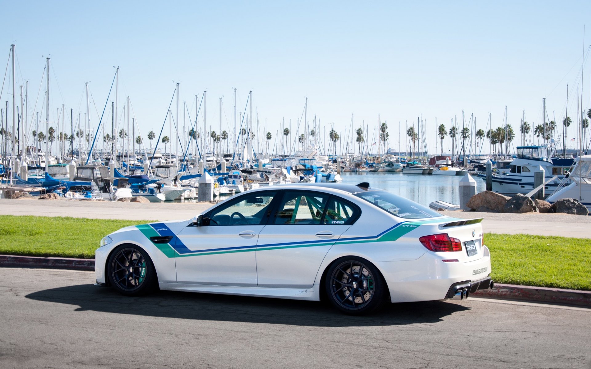 bmw m5 f10 weiß bmw rückansicht liegeplatz yachten rasen himmel