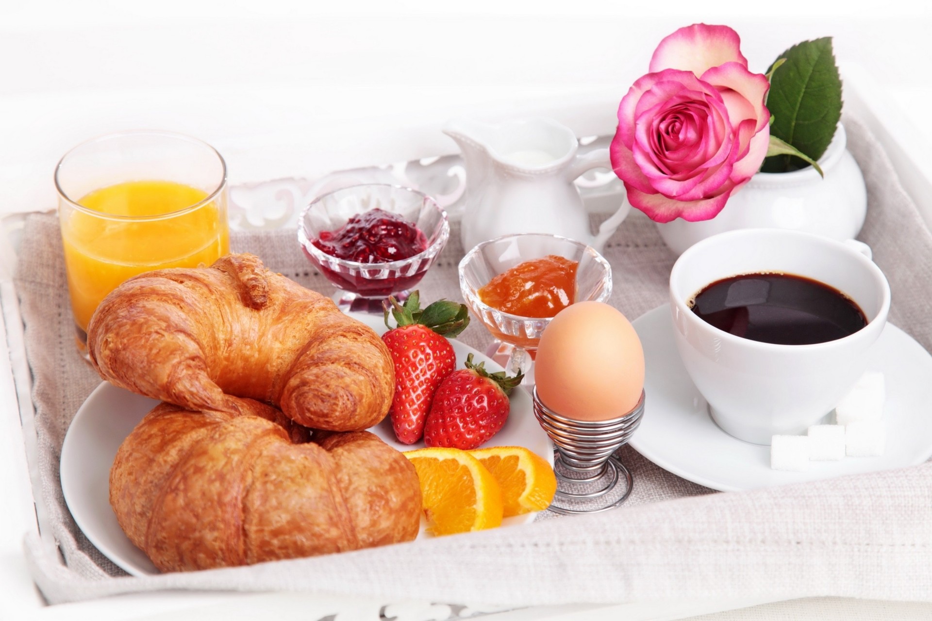 colazione caffè uova croissant