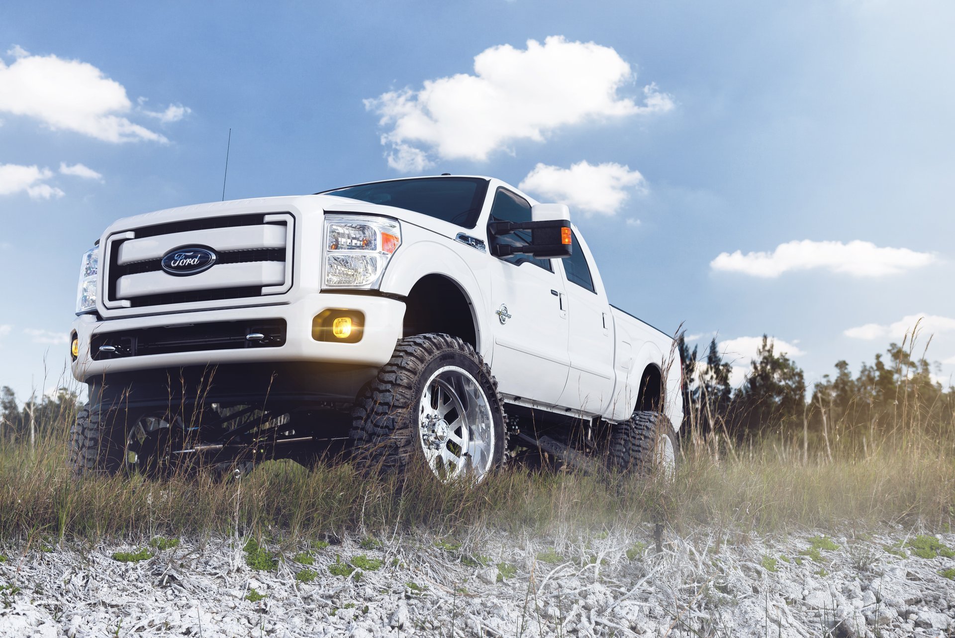 ford f-250 blanco frente suv camioneta cielo nubes