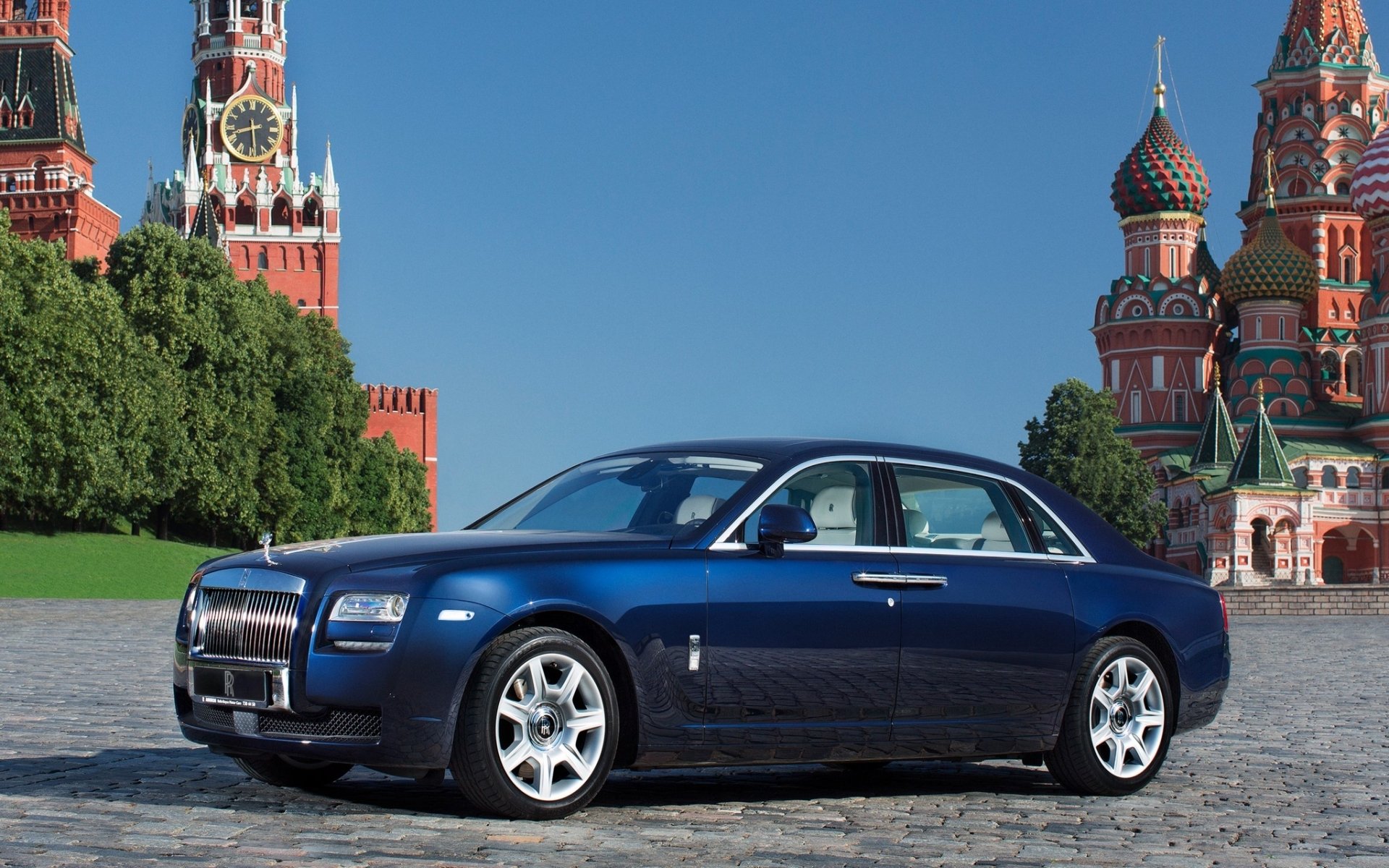 rolls-royce.ghost verlängerter radstand rolls-royce gost blau front limousine roter platz basilius-kathedrale kreml spasskaja-turm himmel