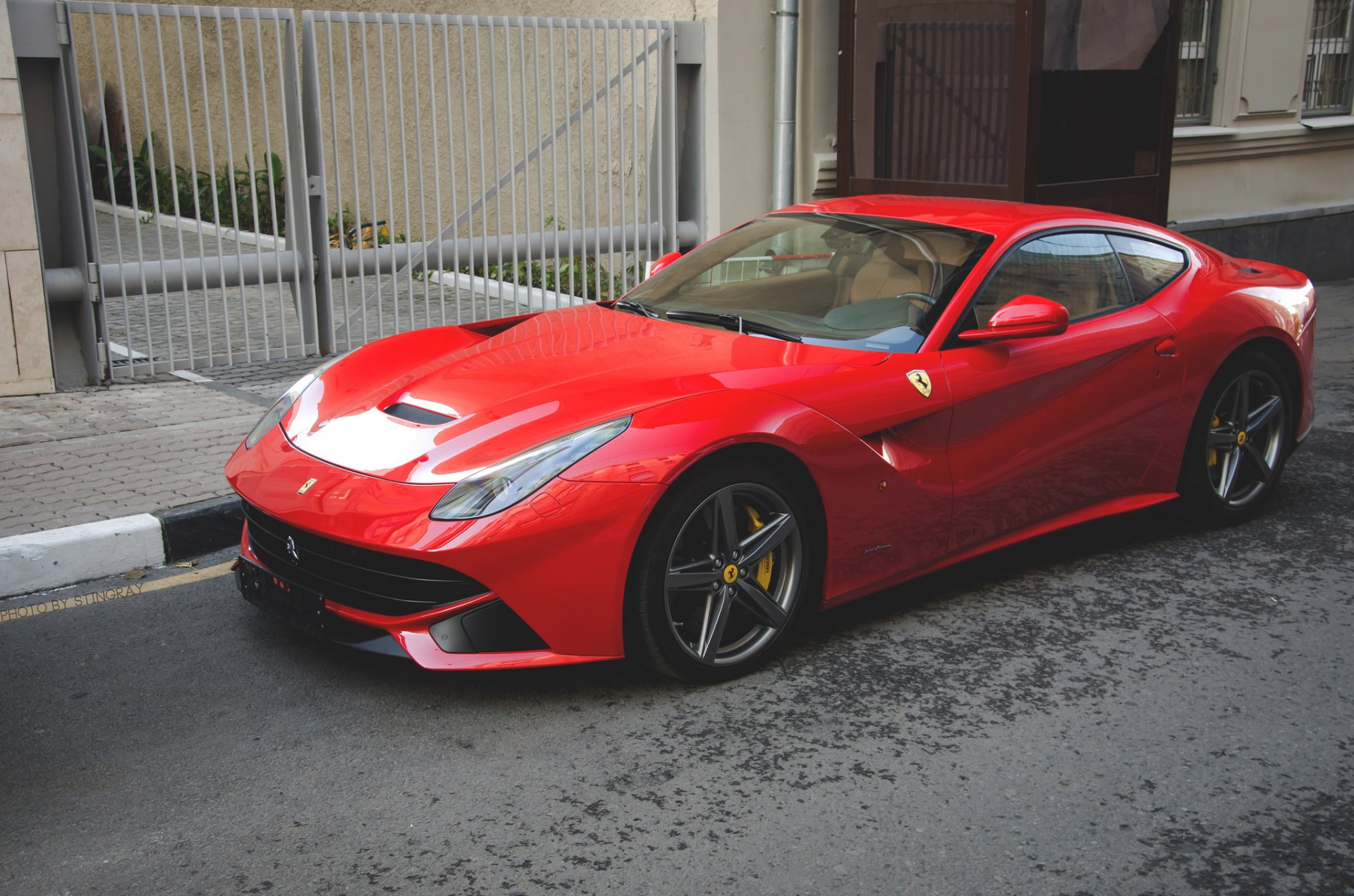 ferrari f12 berlinetta czerwone