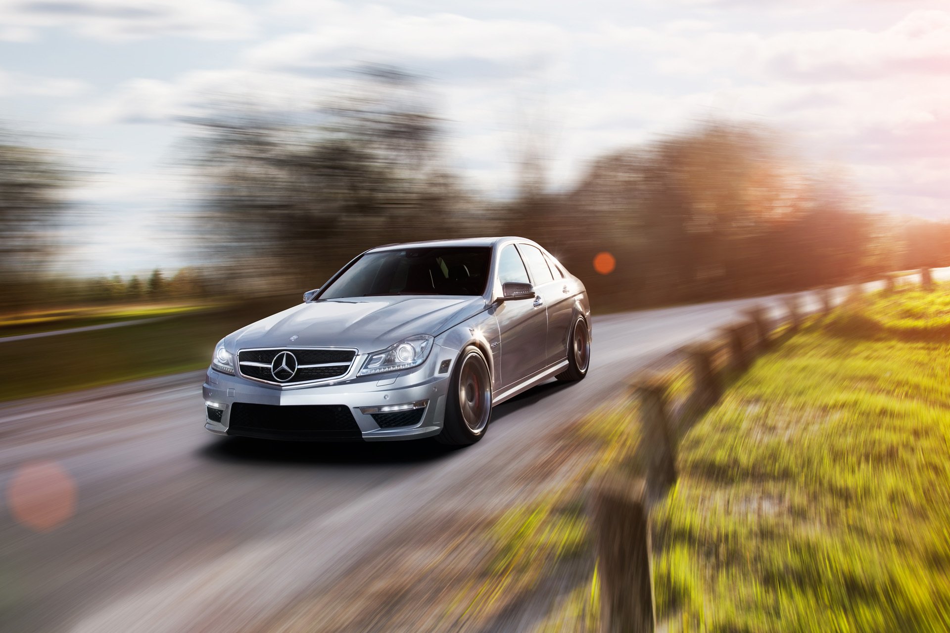 mercedes c63 amg mercedes en movimiento sedán