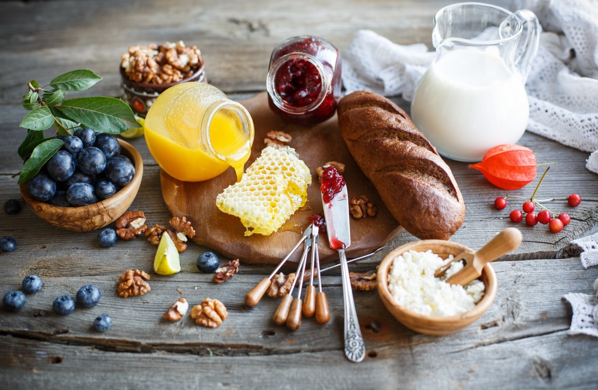 bett beeren honig brot milch käse marmelade blaubeeren walnuss