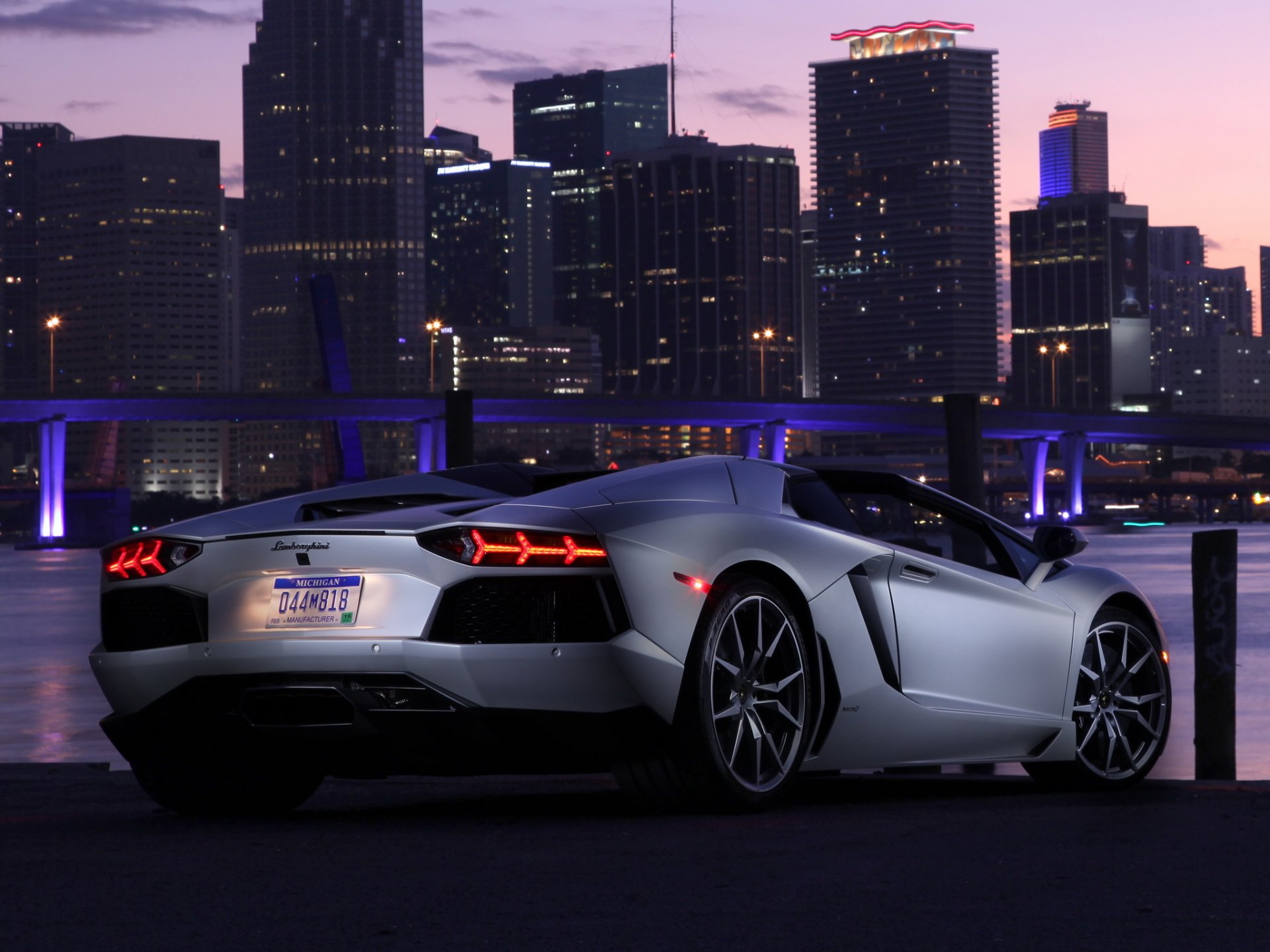 lamborghini aventador lp700-4 roadster voiture arrière ciel lumières lumière ville pont