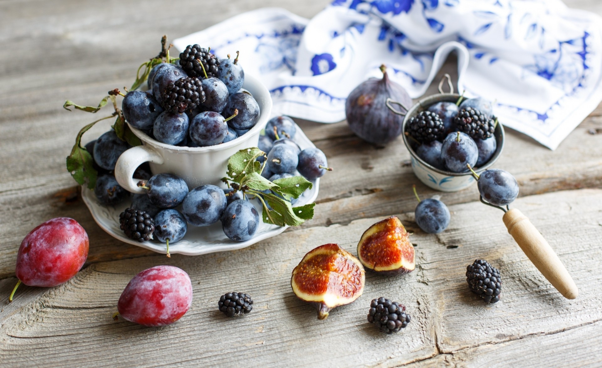 feigen brombeeren bett beeren pflaumen