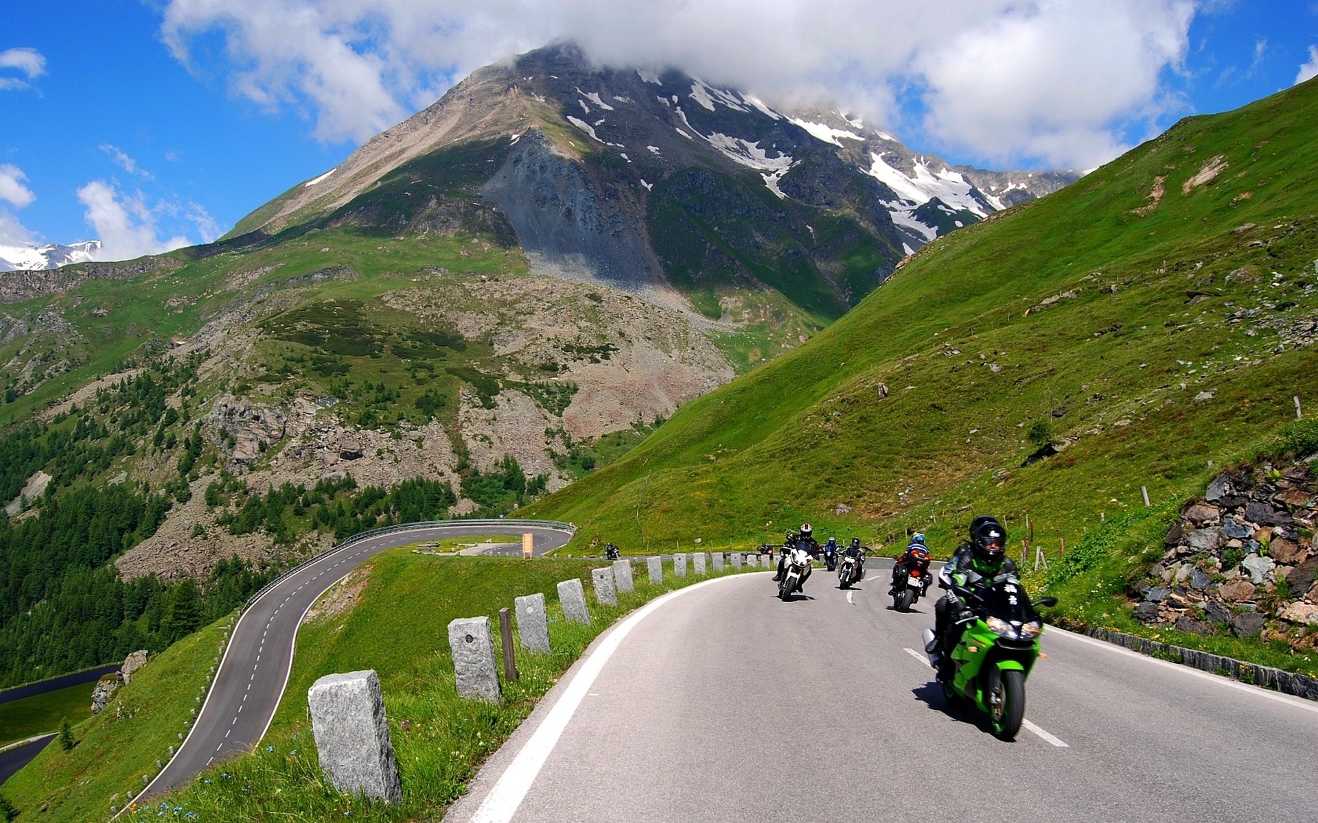 montañas carretera ciclistas