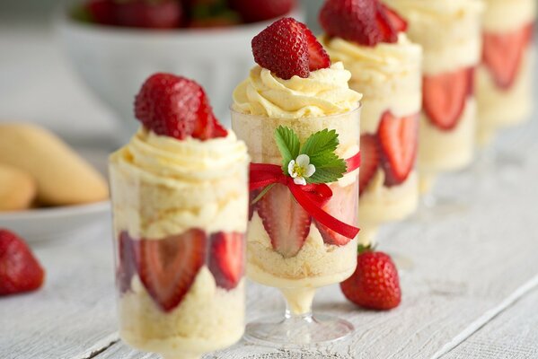 Dessert aux fraises dans un verre