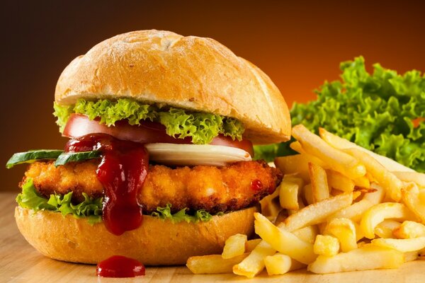 Weicher knuspriger Burger mit knusprigem Schnitzel