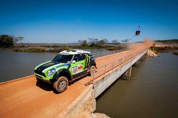 Racing puente desierto helicóptero río nube polvo