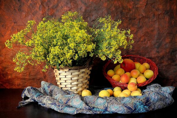 Frutta estiva su uno sfondo di fiori