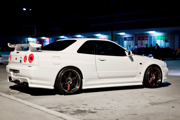 Nissan Tuning blanco en la ciudad de la noche